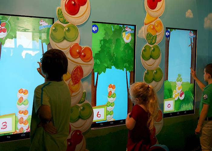 Gra dla dzieci na ekranach interaktywnych - Dzień Dziecka