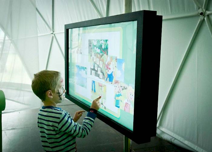 Monitor dotykowy z interaktywną grą puzzle