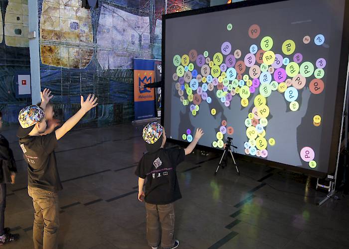 Interaktywna ściana Kinect z grą edukacyjną - Noc Naukowców