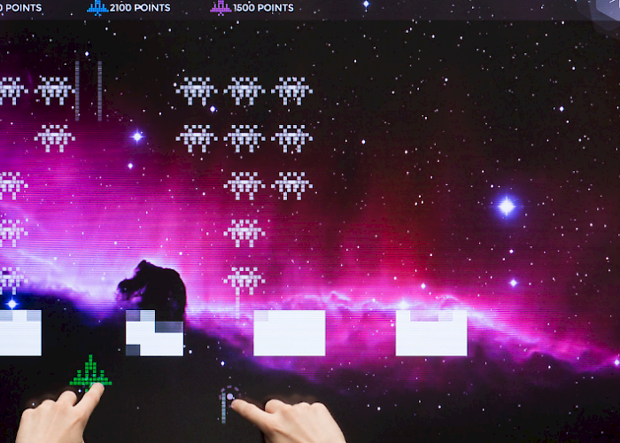 Dotykowa gra Aliens na interaktywnym ekranie