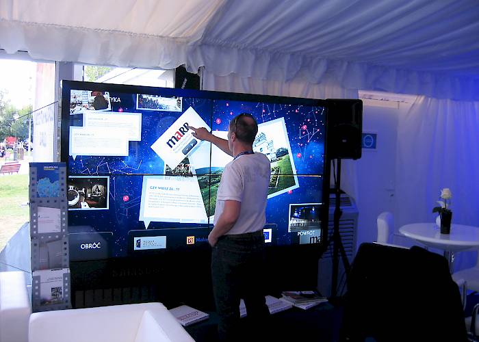 Multitouch wall with multimedia presentation
