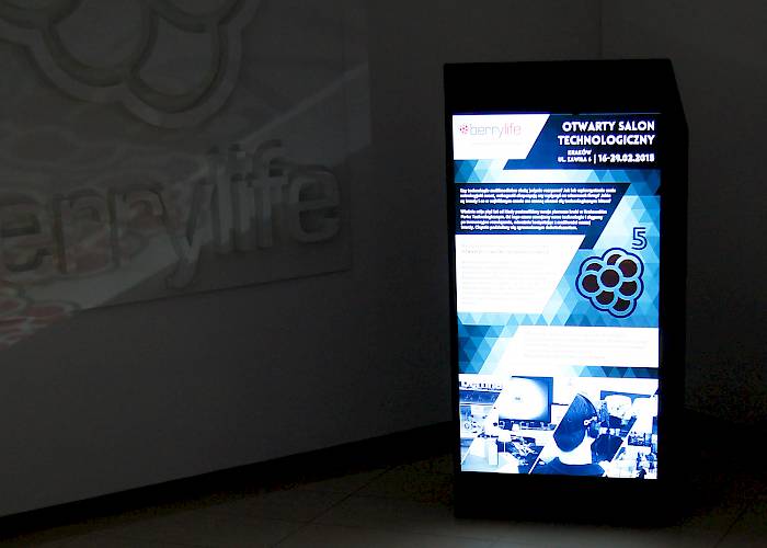 Mównica multimedialna wyświetlająca prezentację na wbudowanym ekranie