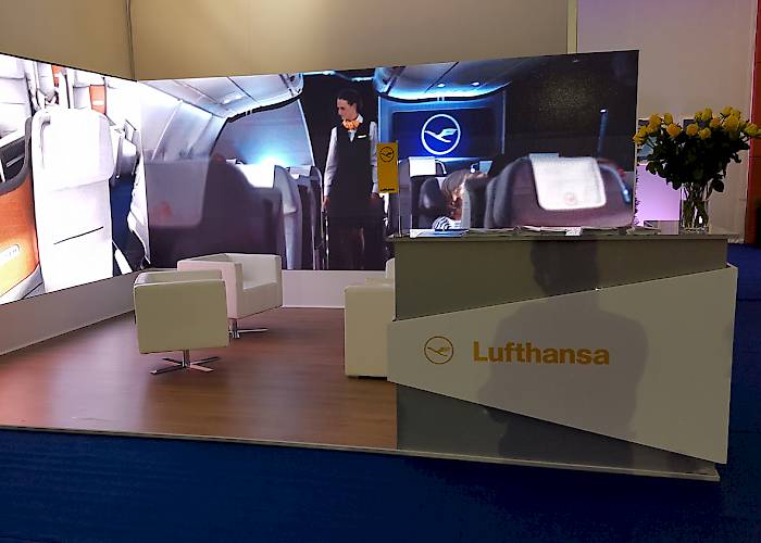 Ekran diodowy na stoisku Lufthansa w Krynicy