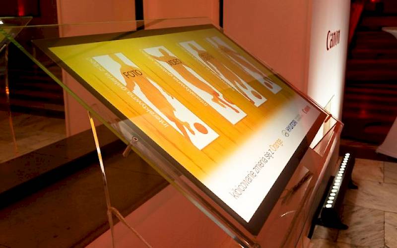 Interactive stand with presentation