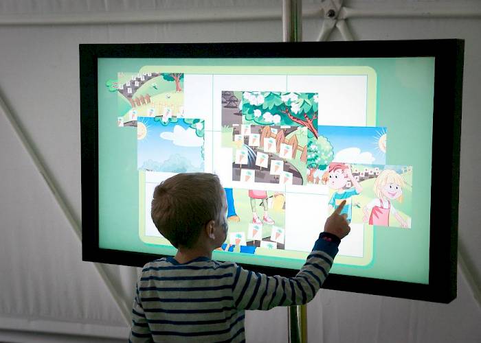 Monitor dotykowy z grą dla dzieci typu puzzle