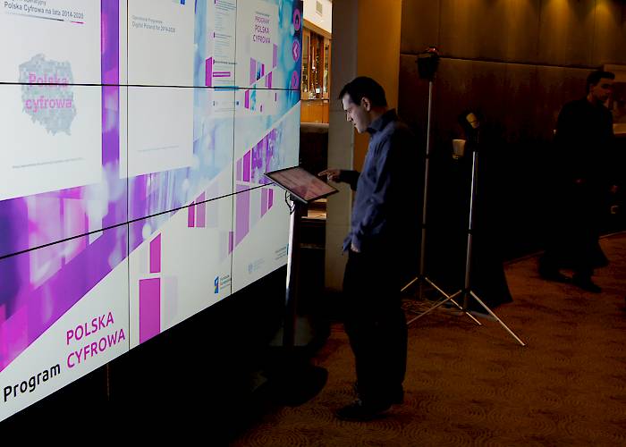 Konferencja Polska Cyfrowa - ekrany dotykowe oraz ściana z monitorów bezszwowych