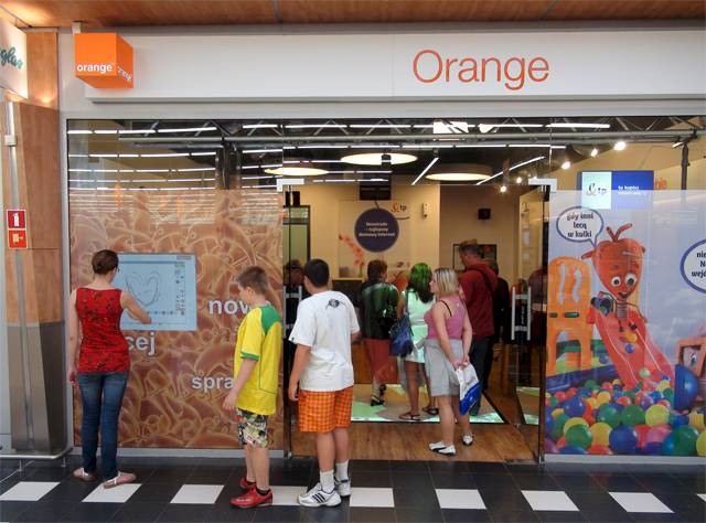 Interactive floor in Orange store