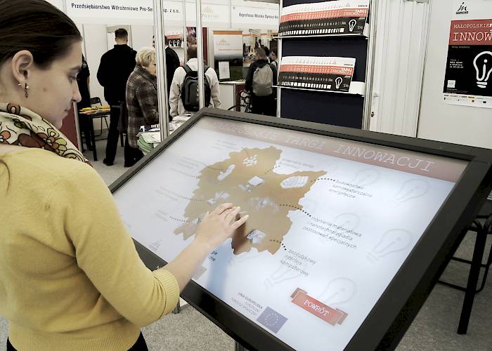 Monitor interaktywny z aplikacją stworzoną na Małopolskie Targi Innowacji