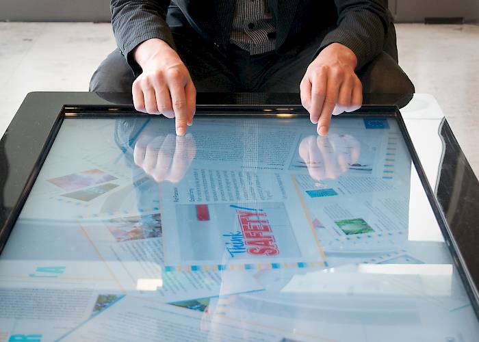 Multimedia table with interactive presentation
