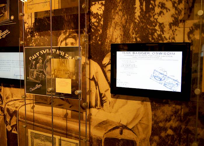 Muzeum Zamek Oświęcim - wystawa multimedialna - monitory ukazujące historię Oświęcimia