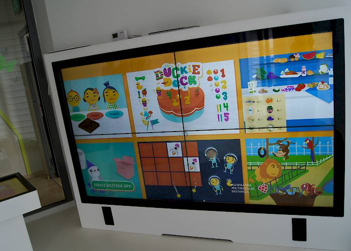 Multimedia wall of seamless monitors